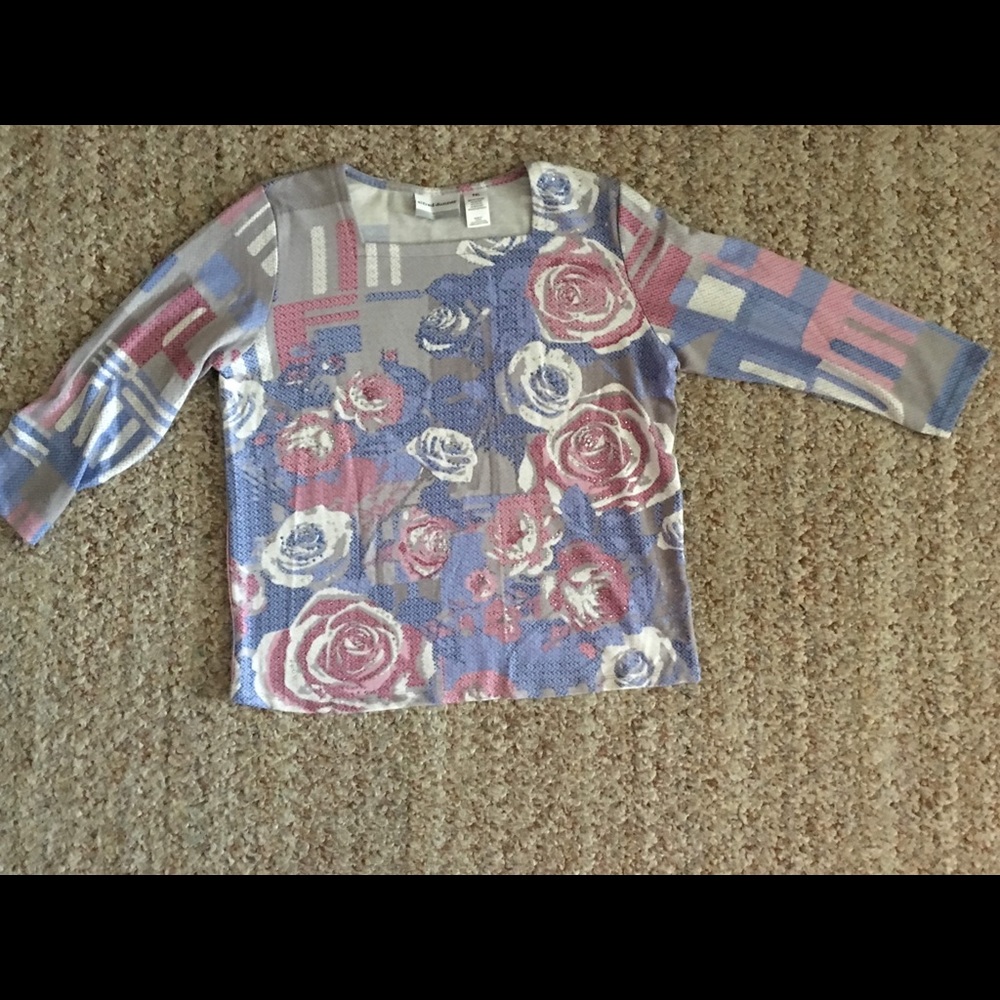 3/$15 Sale - rhinestone/sequence like floral top - Picture 1 of 2